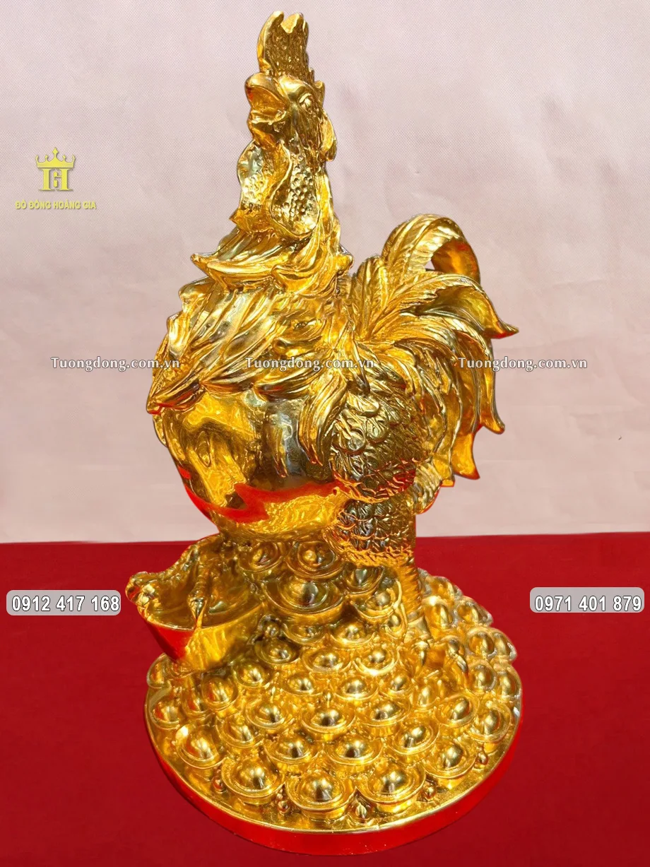 Hình ảnh chính diện của bức tượng gà trống